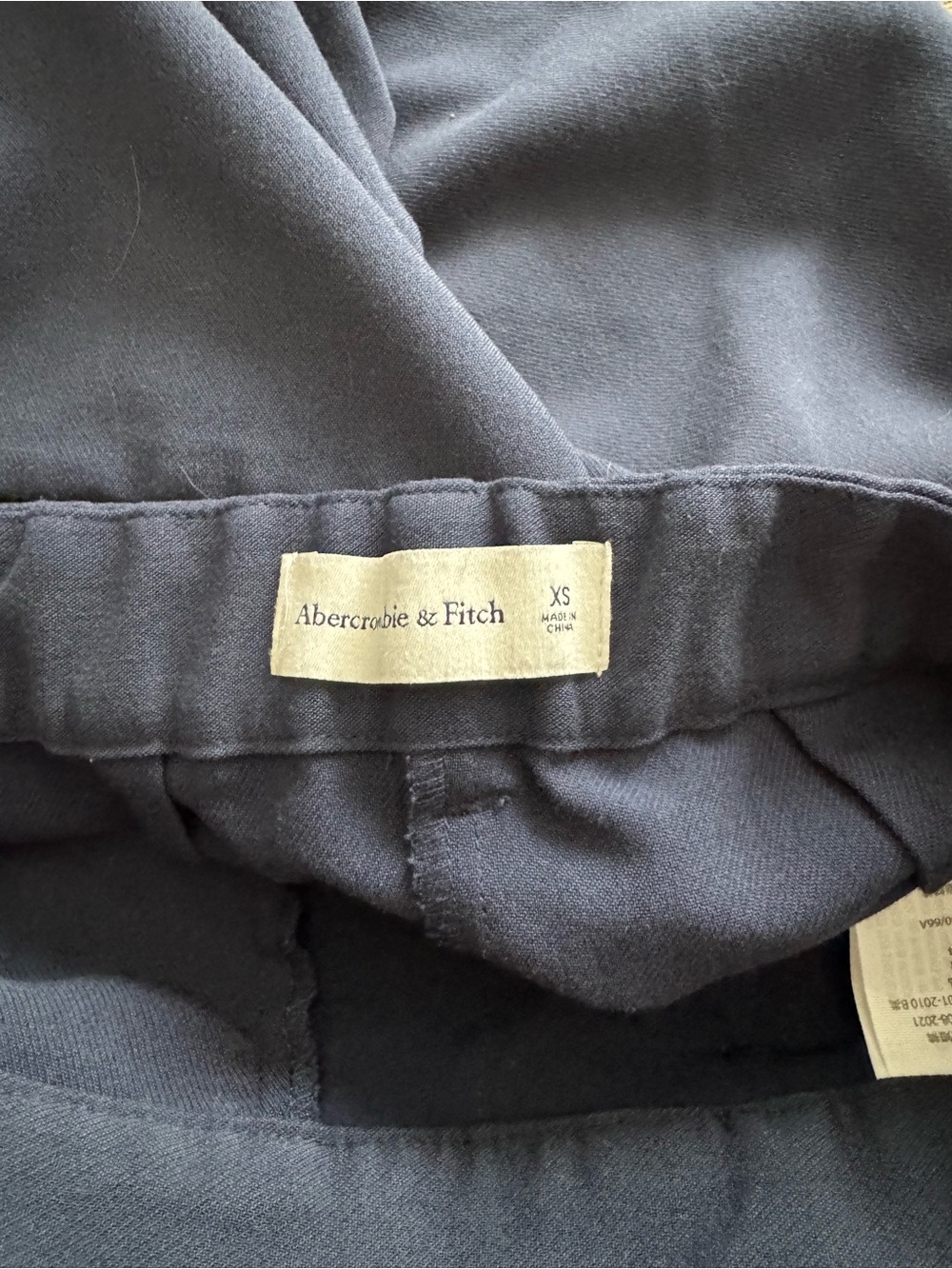 Abercrombie & Fitch | Sloane High rise tailored short | XS - Picture 3 of 3